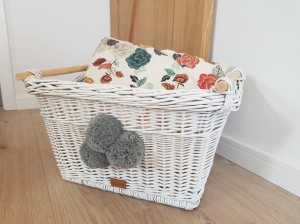 Koszyk na zabawki/na pranie Toyi biały z pomponami