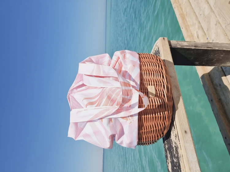 Wiklinowa torba plażowa różowe liście