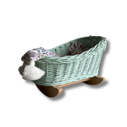 WIklinowa kołyska dla lalek w kolorze miętowym z pościelą